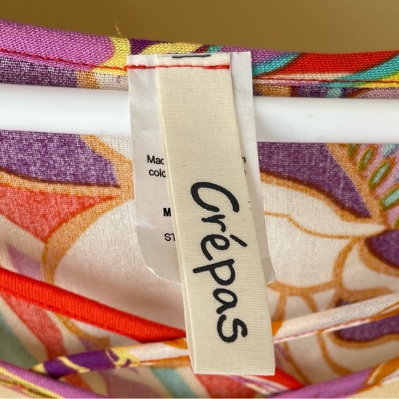 Crepas Women’s Size 1X Flutter sleeve multi color tunic with details at the neck - Picture 3 of 7